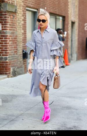 Julia Kuczynska zu Fuß außerhalb des Self Portrait Runway Show während der New York Fashion Week - September 9, 2017 - Foto: Start- und Landebahn Manhattan/Michael Ip*** Für die redaktionelle Nutzung nur*** | Verwendung weltweit Stockfoto