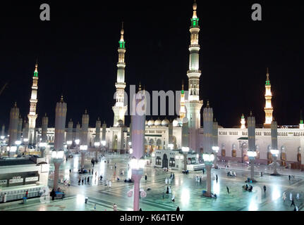 Medina, Saudi-Arabien. September 2017. Muslime Pilger besuchen das Grab des Propheten Mohammad in Al-Masjid al-Nabawi (die Moschee des Propheten) nach ihrer Pilgerfahrt in der heiligen Stadt Medina, Saudi-Arabien 11. September 2017 Quelle: Mohammed Hassan/APA Images/ZUMA Wire/Alamy Live News Stockfoto