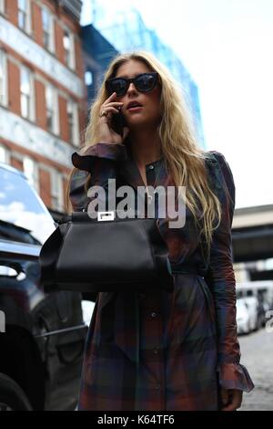 New York City, USA. September 2017. Stylist Emili Sindlev posiert während der New York Fashion Week auf der Straße - 8. September 2017 - Foto: Runway Manhattan/Valentina Ranieri ***nur zur redaktionellen Verwendung weltweit/dpa/Alamy Live News Stockfoto