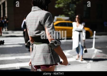 New York City, USA. 09 Sep, 2017. Tiffany Hsu posing außerhalb des Self Portrait Runway Show während der New York Fashion Week - September 9, 2017 - Foto: Start- und Landebahn Manhattan/Valentina Ranieri *** Für die redaktionelle Nutzung nur*** | Verwendung weltweit/dpa/Alamy leben Nachrichten Stockfoto