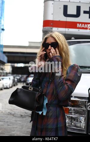 New York City, USA. September 2017. Stylist Emili Sindlev posiert während der New York Fashion Week auf der Straße - 8. September 2017 - Foto: Runway Manhattan/Valentina Ranieri ***nur zur redaktionellen Verwendung weltweit/dpa/Alamy Live News Stockfoto