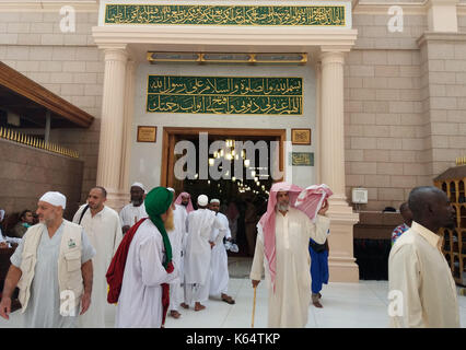 Medina, Saudi-Arabien. September 2017. Muslime Pilger besuchen das Grab des Propheten Mohammad in Al-Masjid al-Nabawi (die Moschee des Propheten) nach ihrer Pilgerfahrt in der heiligen Stadt Medina, Saudi-Arabien 11. September 2017 Quelle: Mohammed Hassan/APA Images/ZUMA Wire/Alamy Live News Stockfoto