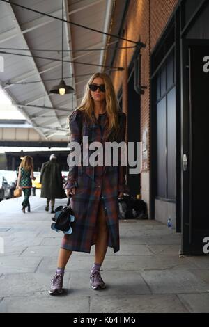 New York City, USA. September 2017. Stylist Emili Sindlev posiert während der New York Fashion Week auf der Straße - 8. September 2017 - Foto: Runway Manhattan/Valentina Ranieri ***nur zur redaktionellen Verwendung weltweit/dpa/Alamy Live News Stockfoto