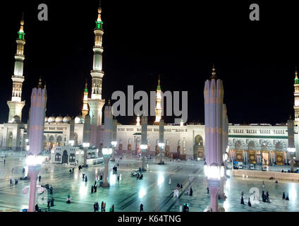 Medina, Saudi-Arabien. September 2017. Muslime Pilger besuchen das Grab des Propheten Mohammad in Al-Masjid al-Nabawi (die Moschee des Propheten) nach ihrer Pilgerfahrt in der heiligen Stadt Medina, Saudi-Arabien 11. September 2017 Quelle: Mohammed Hassan/APA Images/ZUMA Wire/Alamy Live News Stockfoto