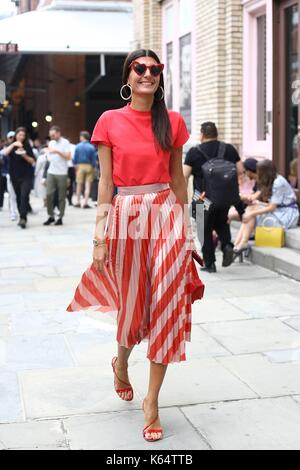 New York City, USA. 08 Sep, 2017. Giovanna Battaglia Engelbert, Senior Fashion Editor von Vogue Japan, auf der Straße, die während der New York Fashion Week - September 8, 2017 - Foto: Start- und Landebahn Manhattan/Valentina Ranieri *** Für die redaktionelle Nutzung nur*** | Verwendung weltweit/dpa/Alamy leben Nachrichten Stockfoto