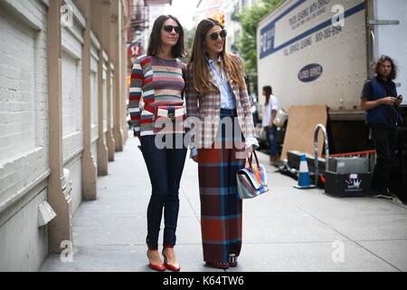 New York City, USA. 10 Sep, 2017. Dani Stahl, Art Director bei Nylon Magazin posiert außerhalb der Mansur Gavriel Runway Show während der New York Fashion Week - Sept. 10, 2017 - Foto: Start- und Landebahn Manhattan/Valentina Ranieri *** Für die redaktionelle Nutzung nur*** | Verwendung weltweit/dpa/Alamy leben Nachrichten Stockfoto