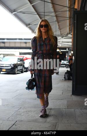 New York City, USA. September 2017. Stylist Emili Sindlev posiert während der New York Fashion Week auf der Straße - 8. September 2017 - Foto: Runway Manhattan/Valentina Ranieri ***nur zur redaktionellen Verwendung weltweit/dpa/Alamy Live News Stockfoto