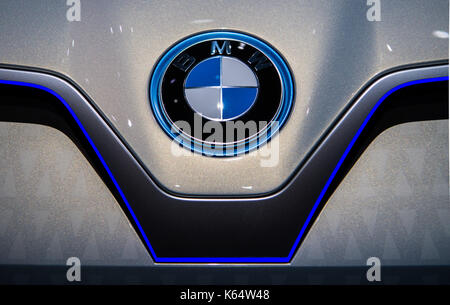 Frankfurt am Main, Deutschland. 12 Sep, 2017. Frankfurt am Main, Deutschland. 12 Sep, 2017. Das Logo der elektronischen Fahrzeug BMW ich Vision Dynamik ist blau beleuchtet in Frankfurt am Main, Deutschland, 12. September 2017. Von 14-24 September Hersteller präsentieren ihre Innovationen auf der weltgrößten Automobilausstellung. Quelle: dpa Picture alliance/Alamy Leben Nachrichten Quelle: dpa Picture alliance/Alamy leben Nachrichten Stockfoto