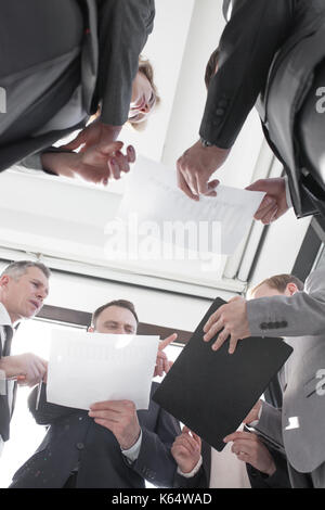 Gruppe der Geschäftsleute Arbeiten mit Dokumenten in der Sitzung im Büro Stockfoto