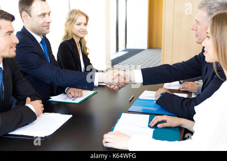 Geschäft Leute die Hände schütteln, bis Beendigung einer Versammlung Stockfoto
