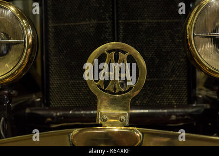 Messing AA Abzeichen auf ein Auto im Museum in Sandringham, Norfolk, England, Großbritannien Stockfoto