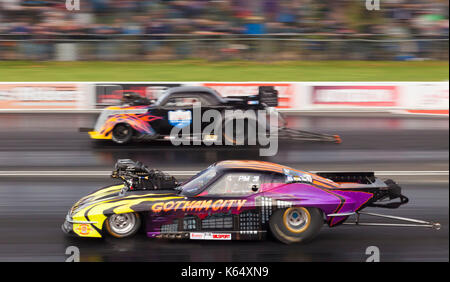 Pro Mod drag racing in Santa Pod Raceway. Bruno Bader Fahren eines Chevrolet Corvette nearside, Philip Englefield fahren 1938 Ford Coupe weit Seite. Stockfoto