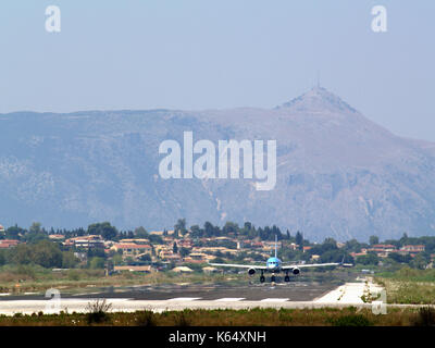 TUI Airlines, Flugnummer G-OOBN an Ioannis Kaposistrias Flughafen Korfu, Griechenland Stockfoto