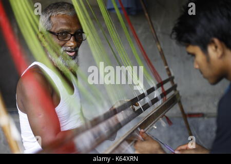 Artisan weben Jamdani saree auf die traditionellen handwebstühlen an Rupganj. Jamdani ist eine superfeine handgewebte Gewebe, das über Generationen von entwickelt hat Stockfoto