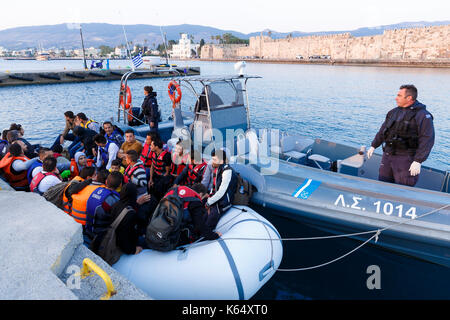 Griechenland, Insel Kos, auf 2015/06/14. Küstenwache abschleppen ein aufblasbares Boot mit Migranten, vor allem aus Syrien ankommen Auf der Insel Kos, von Turke Stockfoto