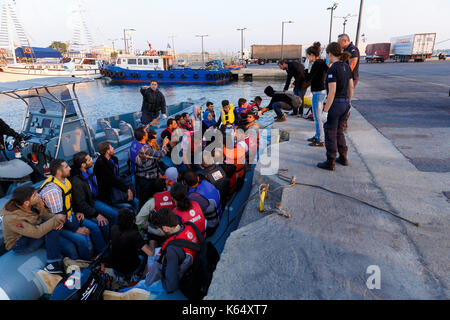 Griechenland, Insel Kos, auf 2015/06/14. Küstenwache abschleppen ein aufblasbares Boot mit Migranten, vor allem aus Syrien ankommen Auf der Insel Kos, von Turke Stockfoto