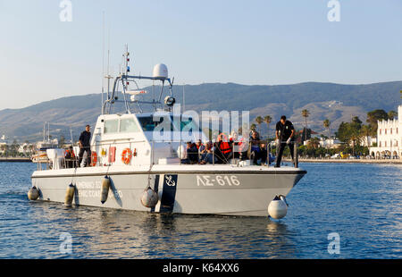 Griechenland, Insel Kos, auf 2015/06/14. Migrantinnen und Migranten, vor allem aus Syrien ankommen Auf der Insel Kos, aus der Türkei, auf einem Boot der Küstenwache. Die Insel o Stockfoto