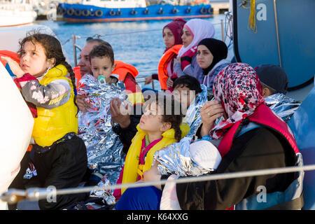 Griechenland, Insel Kos, auf 2015/06/14. Migrantinnen und Migranten, vor allem aus Syrien ankommen Auf der Insel Kos, aus der Türkei, auf einem Boot der Küstenwache. Die Insel o Stockfoto