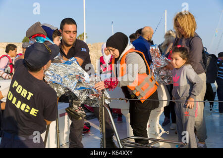 Griechenland, Insel Kos, auf 2015/06/14. Migrantinnen und Migranten, vor allem aus Syrien ankommen Auf der Insel Kos, aus der Türkei, auf einem Boot der Küstenwache. Die Insel o Stockfoto