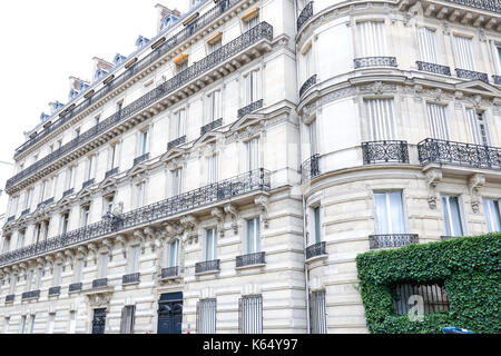 Paris, Frankreich: Avenue Montaigne, einer der wichtigsten Einkaufsstraße im Zentrum der Stadt, mit seinen luxuriösen Windows und Couture Geschäfte Stockfoto