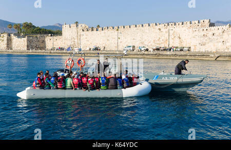 Griechenland, Insel Kos, auf 2015/06/14. Küstenwache abschleppen ein aufblasbares Boot mit Migranten, vor allem aus Syrien ankommen Auf der Insel Kos, von Turke Stockfoto