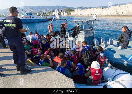 Griechenland, Insel Kos, auf 2015/06/14. Küstenwache abschleppen ein aufblasbares Boot mit Migranten, vor allem aus Syrien ankommen Auf der Insel Kos, von Turke Stockfoto