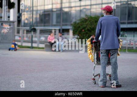 Venezuela, Caracas: Straße Hausierer mit einem Wagen an der Plaza Venezuela Square Stockfoto