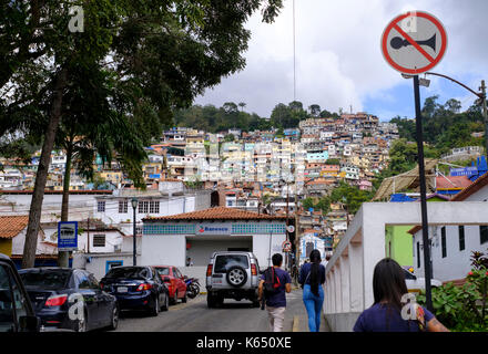 Venezuela, Zustand von Miranda: Straße von El Hatillo Stadt und Favelas im Hintergrund Stockfoto