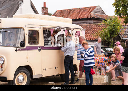 Kunden, die Eis am Dorffest in Walberswick, Suffolk, England, Großbritannien, Großbritannien Stockfoto