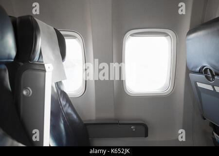 Flugzeug Interieur Kabinen und Fenster mit Sitze leer Passagiere Stockfoto