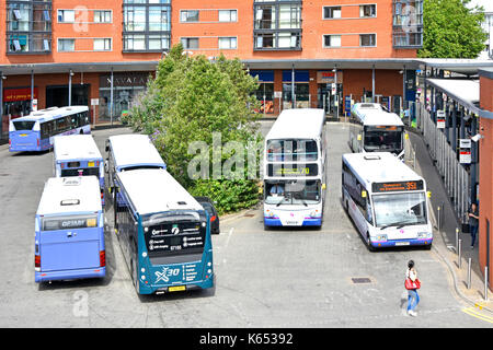 Blick von oben nach unten betrachten Busse Chelmsford Stadtzentrum Bus Station, die kleine Auswahl von Geschäften hinter Beifahrersitz Wartebereich umfasst Stockfoto