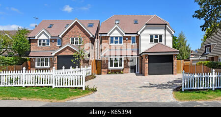 Zwei neue - unbesetzt Freistehende 5 Schlafzimmer Häuser abgerissen Cottage Grundstück im Dorf Lage in der Nähe von Brentwood Essex England England bauen Stockfoto