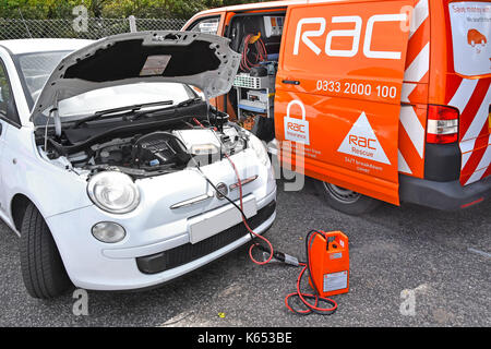 Close up RAC Aufschlüsselung van in Anwesenheit tracing Fehler in aufgeschlüsselt Fiat Car Diagnostic Computer Equipment direkt an dem Auto mit RAC-Mechaniker angeschlossen Stockfoto