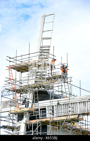 Mountnessing Windmill-Pfosten-Mühle denkmalgeschütztes Gebäude mit Gerüsten & Arbeiter Reparatur verfallender und verrotterter Holzarbeiten auf Segeln Brentwood Essex England Großbritannien Stockfoto