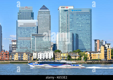 Themse & London Docklands Canary Wharf Skyline von modern Wahrzeichen Banken Wolkenkratzer Gebäude & Thames Clipper schnellen Flussbus Isle of Dogs Großbritannien Stockfoto