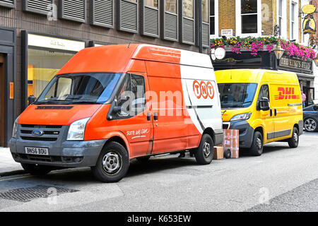 Konkurrierende Paketzustellwagenfirmen, die nebeneinander auf Straßenpaketen in London auf Straßenbahnen parken, bereit für die Zustellung durch den Fahrer England UK Stockfoto