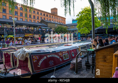 Street Food Stände in Camden Market am Camden Lock, London. Stockfoto