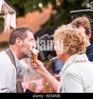 Penelope Keith Filmen versteckte Dörfer am Dorffest in Walberswick, Suffolk, England, Großbritannien, Großbritannien Stockfoto