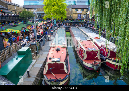 Street Food Stände in Camden Market am Camden Lock, London. Stockfoto