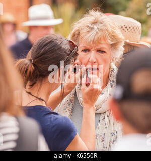 Penelope Keith Filmen versteckte Dörfer am Dorffest in Walberswick, Suffolk, England, Großbritannien, Großbritannien Stockfoto