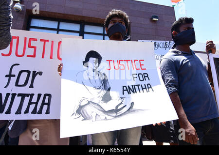 Colombo, Sri Lanka. 11 Sep, 2017. Sri Lankan Studenten inszeniert ein stiller Protest außerhalb der Indischen hohe Kommission in Sri Lanka fordert Abschaffung der nationalen Voraussetzungen und Eingang Test (NEET). Credit: PACIFIC PRESS/Alamy leben Nachrichten Stockfoto