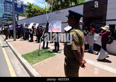 Colombo, Sri Lanka. 11 Sep, 2017. Sri Lankan Studenten inszeniert ein stiller Protest außerhalb der Indischen hohe Kommission in Sri Lanka fordert Abschaffung der nationalen Voraussetzungen und Eingang Test (NEET). Credit: PACIFIC PRESS/Alamy leben Nachrichten Stockfoto