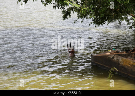 Sri Lanka - 1. Januar 2017: Eine Frau, die in einem See badete. Stockfoto
