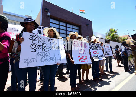 Colombo, Sri Lanka. 11 Sep, 2017. Sri Lankan Studenten inszeniert ein stiller Protest außerhalb der Indischen hohe Kommission in Sri Lanka fordert Abschaffung der nationalen Voraussetzungen und Eingang Test (NEET). Credit: PACIFIC PRESS/Alamy leben Nachrichten Stockfoto