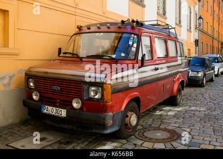 Ein alter Ford Transit van umgewandelt in ein Wohnmobil auf einer Straße in Passau, Bayern, Deutschland geparkt. Stockfoto