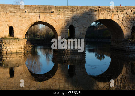 Die Römische Brücke von der spanischen Stadt Mérida (Extremadura) ist die längste der Antike angesehen. Stockfoto