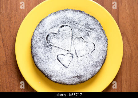 Kakaokuchen mit samtigen Zucker Herzen Stockfoto