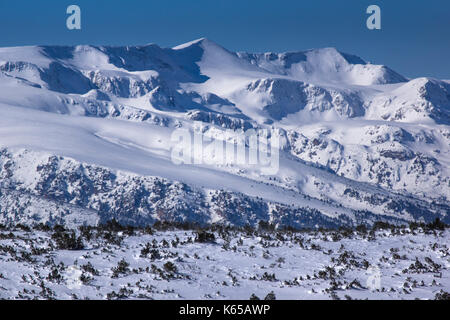 Winter Blick auf schneebedeckte Gipfel im Rila Gebirge, Bulgarien Stockfoto