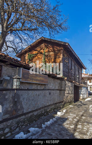 Straße in der Altstadt und Holzhaus in Bansko, Blagoevgrad, Bulgarien Stockfoto