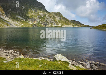 Erstaunliche Landschaft der Niere See, den Sieben Rila-Seen, Bulgarien Stockfoto